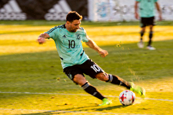 足球运动员在训练中射门的精彩瞬间